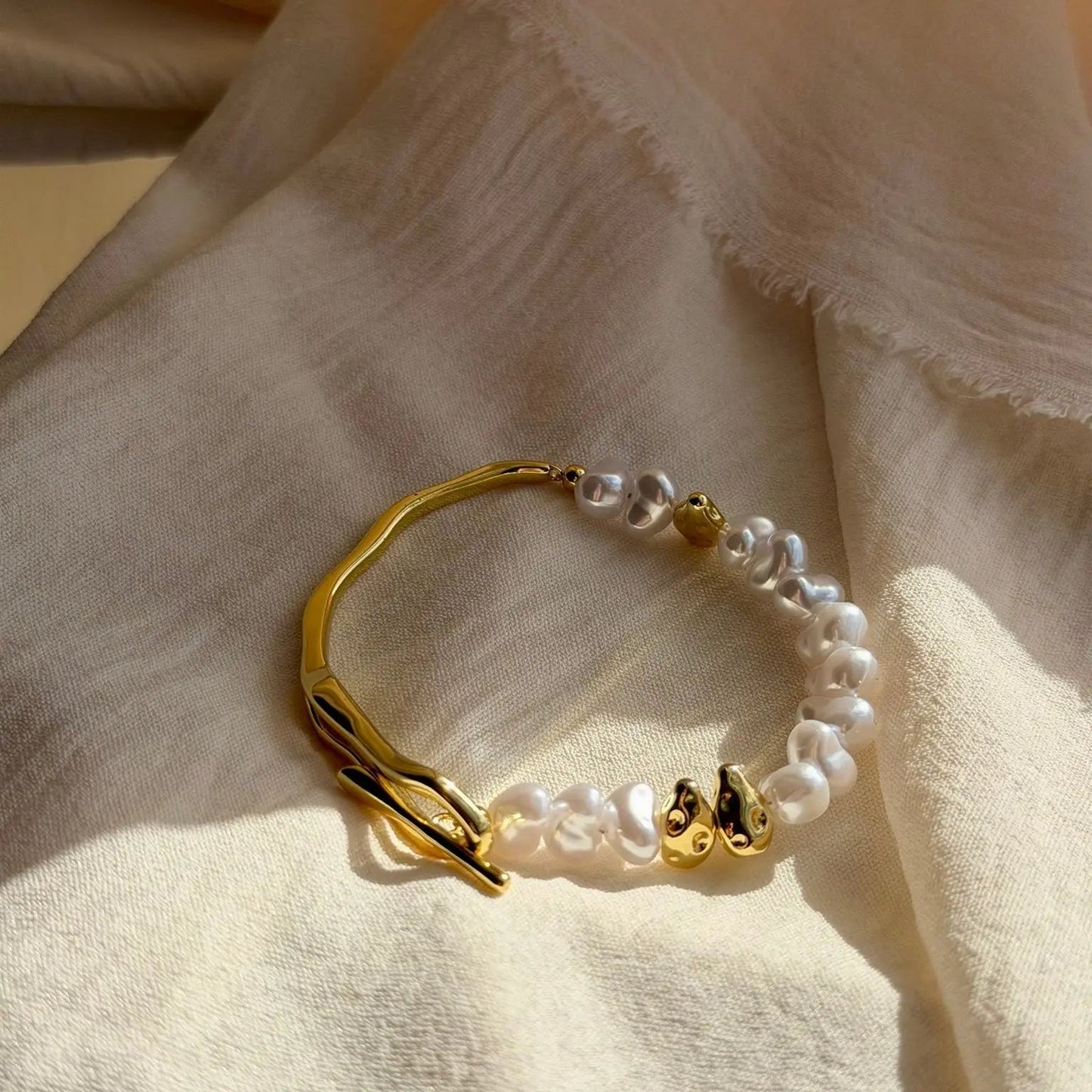 Faux Pearl Bracelet Gold Tone Dainty Women Gift UK — clasp detail close-up