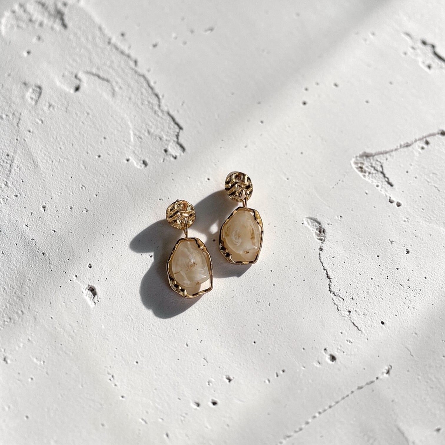 Frosted Resin Drop Earrings S925 Hammered Gold Disc — angle highlighting drop and movement