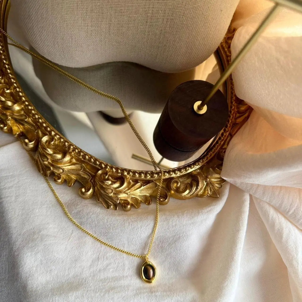 Natural Tiger Eye Oval Pendant Necklace Gold Plated — chain and clasp detail