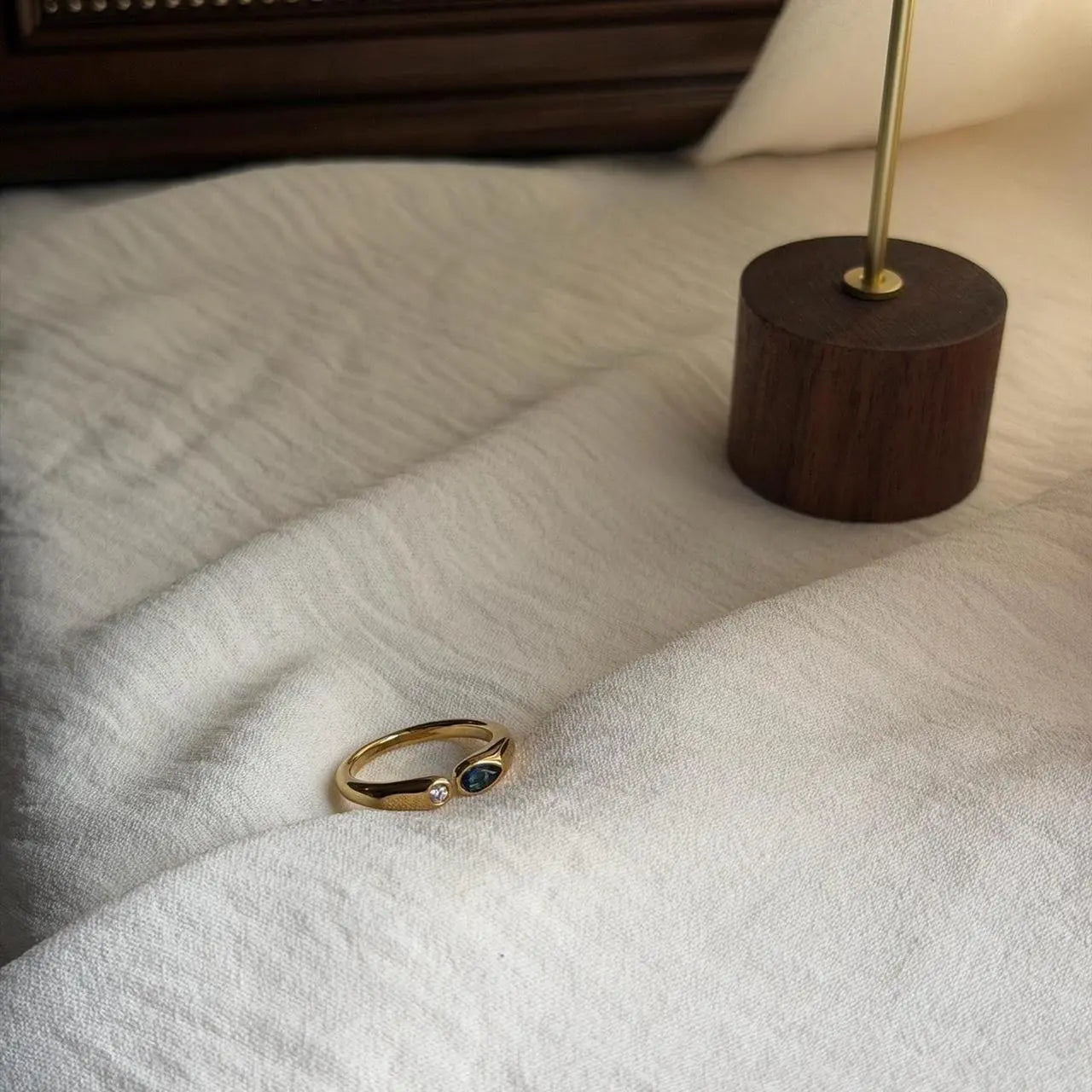 Dual Stone Toi et Moi Open Ring 18K Gold Blue Clear — top-down detail of stones