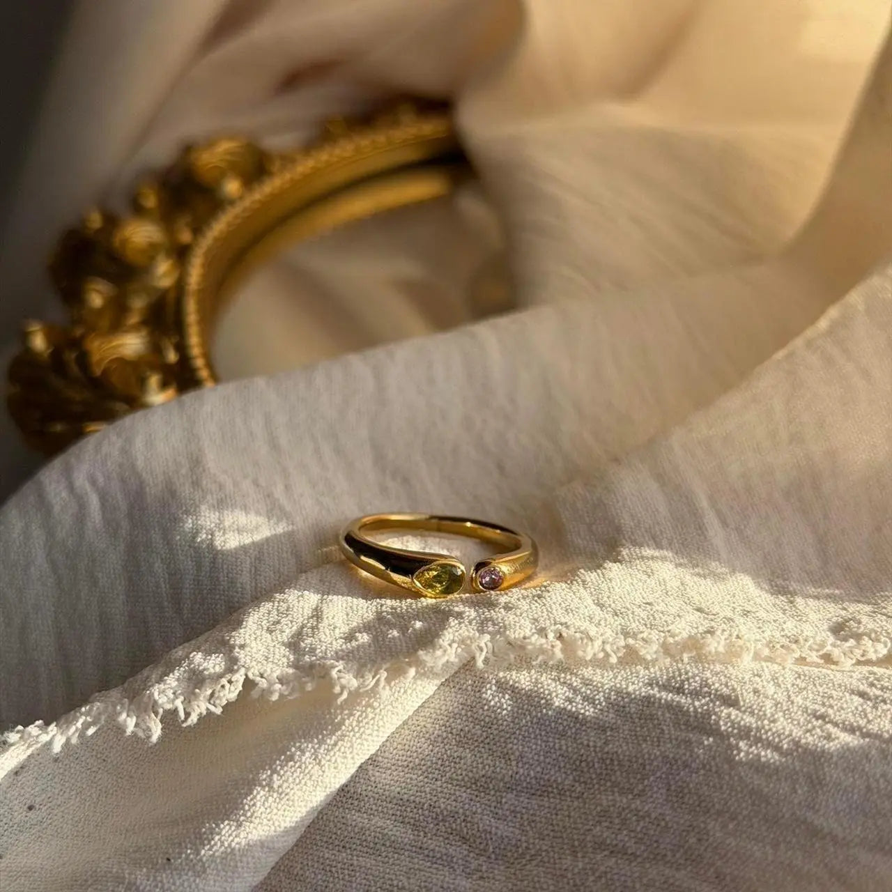 Teardrop Toi et Moi Open Ring 18K Gold Green Purple — side profile showing band width