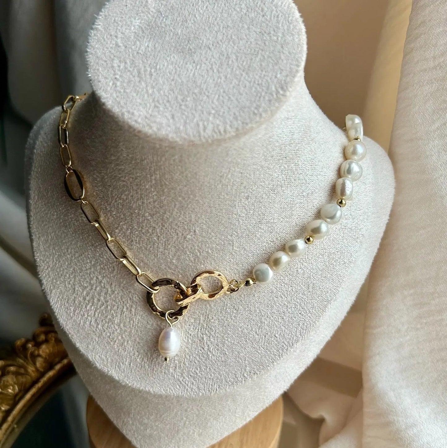 Freshwater Pearl Asymmetric Chain Necklace Gold — chain and clasp detail