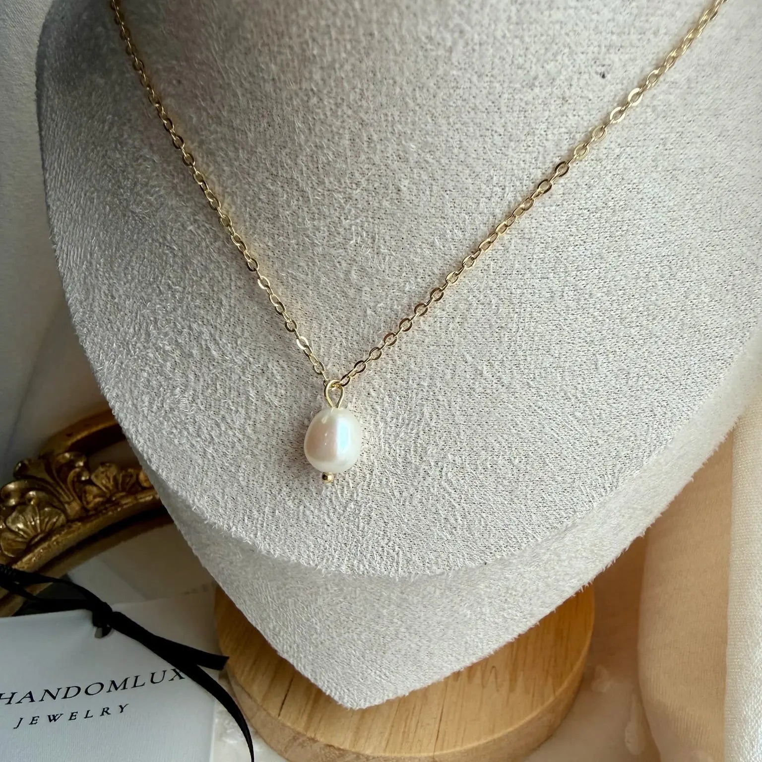 Single Freshwater Pearl Pendant Necklace 14K Gold — pendant close-up detail
