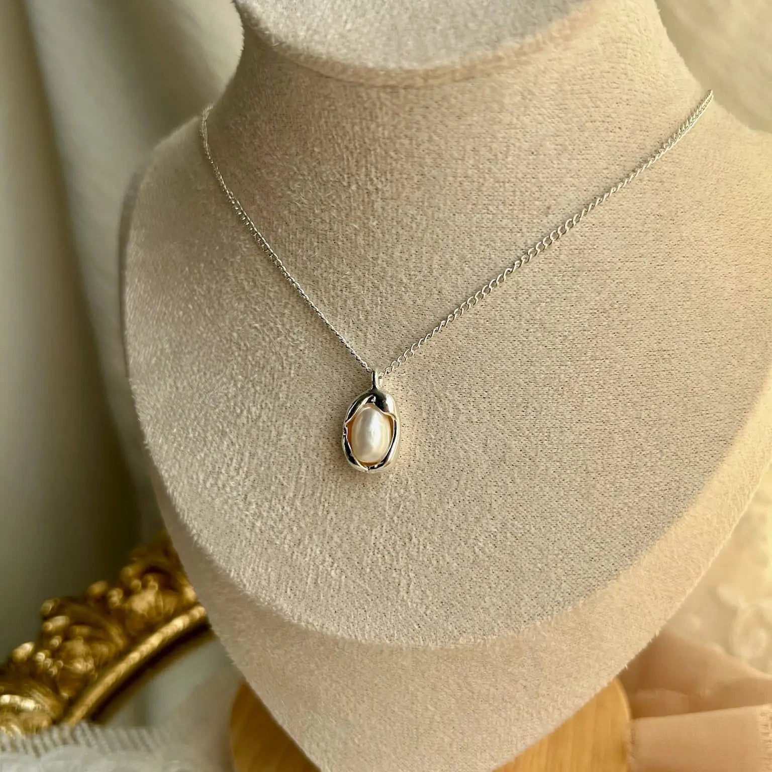 Freshwater Pearl Oval Pendant Necklace Silver Tone — detail of freshwater pearl